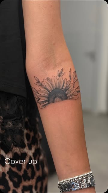 Ayçiçeği formunda yapılmış cover-up dövmesi